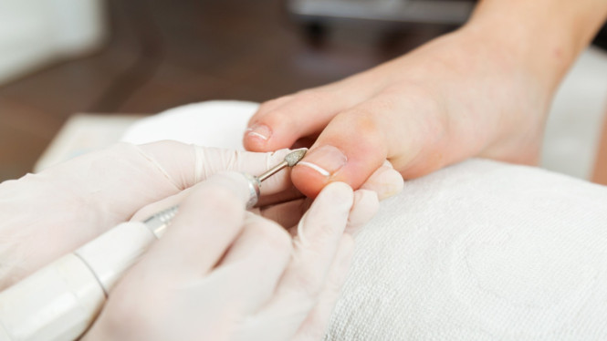 Ilustrasi pedicure, Kebiasaan Beauty Routine yang Diam-Diam Picu Cantengan, Cara Aman Lakukan Beauty Routine Tanpa Risiko Cantengan, Kapan Harus ke Dokter?, Pencegahan Jangka Panjang: Rawat Kuku dengan Benar