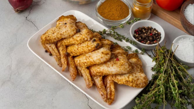 Ilustrasi marinasi chicken wings, Apa Itu Marinasi dan Kenapa Penting?, Bahan Dasar untuk Marinasi Chicken Wings:, Cara Marinasi Chicken Wings yang Benar:, Tips Agar Bumbu Makin Meresap: