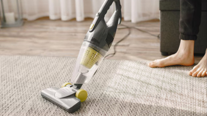 Ilustrasi Vacuum Cleaner, 1. Kosongkan Penampung Debu Secara Rutin, 2. Bersihkan Filter Secara Berkala, 3. Jemur Bagian dalam Vacuum Cleaner, 4. Tambahkan Baking Soda atau Kulit Jeruk, 5. Gunakan Kapas dengan Minyak Esensial, 6. Hindari Menghisap Benda Basah, 7. Bersihkan Sikat dan Selang