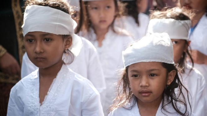 Anak-anak di Dieng, 1. Nama Populer untuk Anak Perempuan, 2. Nama Populer untuk Anak Laki-Laki, 3. Nama Unisex yang Tren di 2025, 4. Tren Penamaan Berdasarkan Budaya dan Bulan Kelahiran