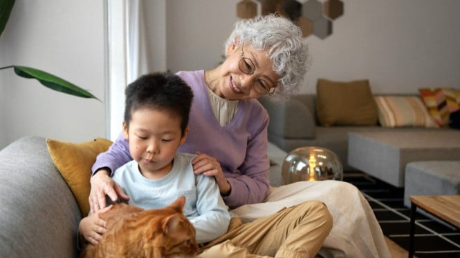Ilustrasi nenek dan cucu, Kakek-Nenek sebagai Orang Tua Kedua, Perbedaan Gaya Asuh Antar Generasi, Pandangan Pakar Psikologi Anak, Data dan Realita di Lapangan, Dampak Jangka Pendek dan Panjang bagi Anak