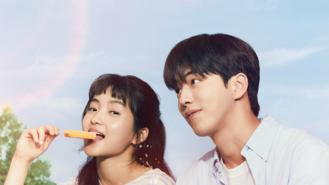 Poster drama Twenty Five Twenty One, Escapism: Ketika Drakor Jadi Pelarian dari Dunia Nyata, Romansa dan Sosok Laki-laki 'Ideal' yang Jarang Ada di Dunia Nyata, Komunitas dan Fandom: Drakor Bukan Sekadar Hiburan, Tapi Juga Ruang Sosial, Apakah Ini Salah? Tentu Tidak, Asal Seimbang