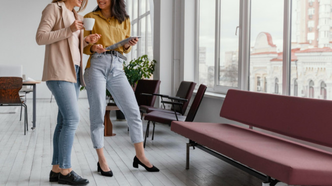 Ilustrasi office look siap untuk hangout, Prinsip Look Transisi: Cerdas, Cepat, Tetap Chic, Fashion: Office Look yang Siap Diajak Hangout, Beauty &amp; Makeup: Dari Segar Kantor ke Glowing Cafe Look, Aksesori: Kunci Upgrade Look Tanpa Ribet