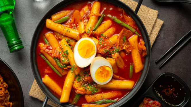 Ilustrasi Tteokbokki, Bahan-Bahan Membuat Tteokbokki:, Untuk saus:, Topping pelengkap (opsional):, Langkah-Langkah Memasak Tteokbokki ala Korea:, Tips Anti Gagal