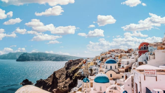 Santorini, Lokasi yang Tengah Viral karena Suasana ala Santorini, Popularitas yang Melejit karena Media Sosial, Daya Tarik Estetika dan Faktor Ekonomis, Tips Berkunjung dan Itinerary Rekomendasi