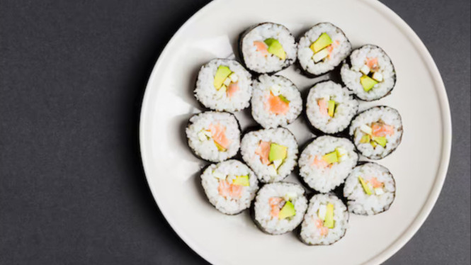 Ilustrasi kimbap, Bahan-bahan Kimbap Isi Telur dan Sosis, Untuk nasi:, Untuk isian:, Pelengkap:, Langkah-Langkah Membuat Kimbap Isi Telur dan Sosis:, Tips Sukses Bikin Kimbap di Rumah