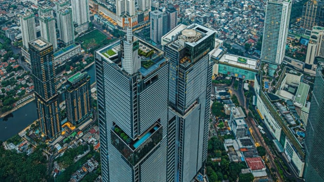Thamrin Nine Jakarta, Kemacetan Lalu Lintas yang Menguras Waktu dan Energi, Polusi Udara dan Sampah: Ancaman Lingkungan yang Nyata, Kesenjangan Sosial dan Pemukiman Liar, Fenomena Sosial dan Hiburan Malam yang Kontroversial, Kisah Mistis yang Menyelimuti Kota, Biaya Hidup yang Tinggi