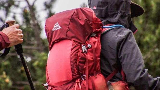 Ilustrasi backpack, Filosofi Zen dalam Kehidupan Sehari-hari, Mengemas Ransel dengan Kesadaran Penuh, Ilustrasi backpacker, Setiap Tahapan Perjalanan sebagai Latihan Spiritual, Destinasi Ideal untuk Perjalanan Zen, Ilustrasi kuil di Kyoto, Praktik Mindfulness dalam Slow Travel
