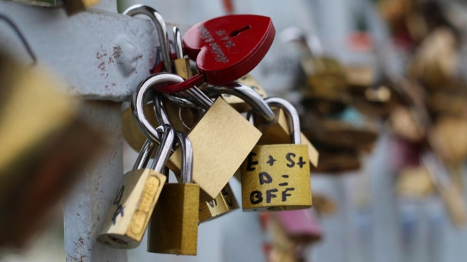 Ilustrasi gembok di Pont des Arts, Mengapa Tempat Wisata Bisa Memperkuat Hubungan?, 5 Tempat Wisata untuk Hubungan Langgeng, Ilustrasi Pura Lempuyang, Tips Berwisata Romantis untuk Pasangan Baru, Mengapa Pasangan Baru Harus Mencoba Destinasi Ini?