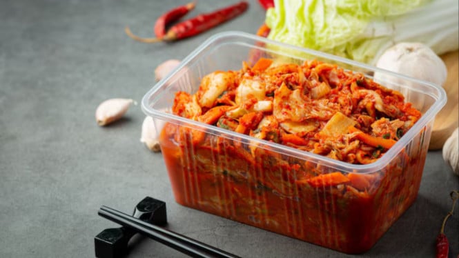 Ilustrasi kimchi, 1. Gunakan Wadah Kaca atau Keramik yang Kedap Udara, 2. Jangan Isi Wadah Terlalu Penuh, 3. Simpan di Kulkas Setelah Fermentasi Awal, 4. Jangan Terlalu Sering Dibuka-Tutup, 5. Pisahkan Kimchi Lama dan Baru, 6. Perhatikan Tanggal Penyimpanan
