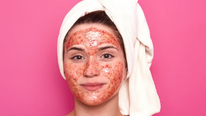 ilustrasi facial scrubing, Jerawat dan Bruntusan Itu Berbeda, Tapi Sering Muncul Bersamaan, Ciri Facial Wash yang Aman dan Efektif untuk Jerawat &amp; Bruntusan, Rekomendasi Jenis Facial Wash Berdasarkan Masalah Kulit, Cara Menggunakan Facial Wash agar Hasilnya Maksimal, Kesalahan Umum Saat Memilih Sabun Wajah