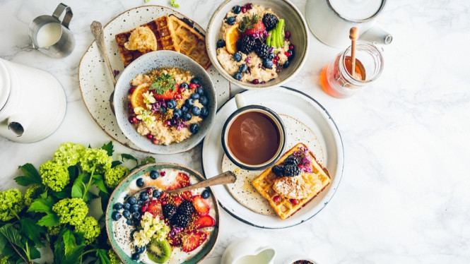 Ilustrasi sarapan sehat, 1. Sumber Energi, 2. Meningkatkan Konsentrasi dan Fokus, 3. Membantu Menjaga Berat Badan Ideal, 4. Mendukung Kesehatan Metabolisme, 5. Meningkatkan Mood dan Kesehatan Mental