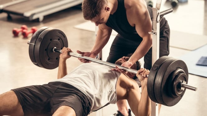 Ilustrasi nge-gym malam, Rahasia #1: Latihan Fungsional dengan Intensitas Tinggi &amp; Core Terintegrasi, Rahasia #2: Pola Makan Terencana ala Atlet — “Abs Are Made in The Kitchen”, Rahasia #3: Pemulihan Optimal — Tidur &amp; Recovery Berkualitas, Contoh Program Latihan &amp; Pola Makan 8 Minggu, Kesalahan Umum yang Harus Dihindari