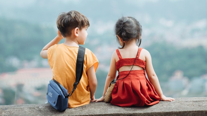 Ilustrasi anak laki-laki dan perempuan, Asal-Usul Mitos Bentuk Perut dan Jenis Kelamin Bayi, Pandangan Medis tentang Bentuk Perut Ibu Hamil, Faktor-Faktor yang Memengaruhi Bentuk Perut Ibu Hamil, Dampak Psikologis Mitos pada Ibu Hamil, Cara Mengetahui Jenis Kelamin Bayi dengan Tepat, Menghormati Tradisi sambil Mengedepankan Fakta