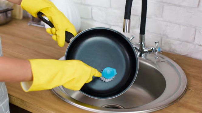 Ilustrasi mencuci teflon, 1. Tunggu Sampai Teflon Dingin Sebelum Dicuci, 2. Gunakan Spons Halus, Bukan Sikat Kasar, 3. Cuci dengan Sabun Lembut, 4. Rendam Sebentar Jika Ada Noda Membandel, 5. Keringkan dengan Lap Lembut, 6. Simpan di Tempat yang Tidak Menindih atau Tergores