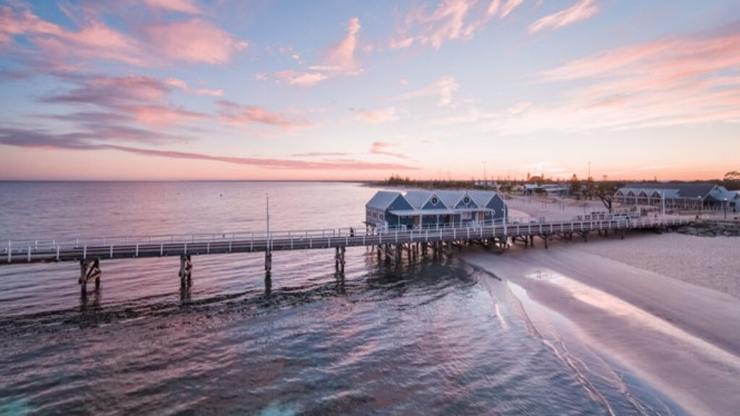 Busselton jetty, Selfie bersama quokka dan skydiving di Rottnest Island, Menikmati matahari terbenam dan mengamati bintang di The Pinnacles, Menjelajah dunia bawah laut di Busselton Jetty, Whale watching di habitat aslinya, Berenang bersama lumba-lumba di Rockingham, Tracking dengan pemandangan samudra di sepanjang pesisir, Menyaksikan keajaiban Hutt Lagoon di Kalbarri