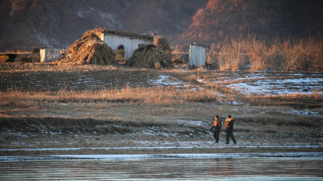 Korea Utara, 1. Kalender Juche: Penghitung Waktu yang Unik, 2. Benteng Informasi: Kontrol Ketat Media dan Internet, 3. Pyongyang: Kota Panggung yang “Sempurna”, 4. Aturan Gaya Hidup: Potongan Rambut hingga Larangan Jeans, 5. Propaganda: Narasi yang Menyusup ke Segala Aspek, 6. Wisata Terkontrol: Petualangan dalam Pengawasan, 7. Songbun: Sistem Kastil yang Menentukan Nasib, 8. Militerisasi Ekstrem: Negara dalam Mode Perang, 9. Kamp Kerja: Misteri di Balik Tembok, 10. Festival Arirang: Pertunjukan Massal yang Menakjubkan, 11. Ekonomi Tersembunyi: Pasar Gelap Jangmadang, 12. Kultus Pemimpin: Dinasti Kim yang Diagungkan, 13. Teknologi Terbatas: Dunia Tanpa Smartphone, 14. Makanan dan Krisis Pangan, 15. Pelarian Berisiko Tinggi