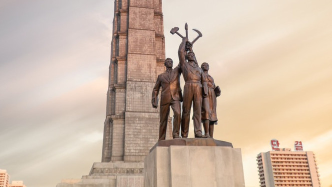 Theme Tower Korea Utara, 1. Menggunakan Jasa Agen Tur Resmi, 2. Mengurus Visa Wisata, 3. Paspor yang Valid, 4. Pemeriksaan Latar Belakang, 5. Menyetujui Aturan Ketat, 6. Membawa Mata Uang yang Diterima, 7. Persiapan Barang yang Diizinkan, 8. Memahami Etiket Lokal, 9. Asuransi Perjalanan, 10. Kesiapan Mental untuk Pengawasan