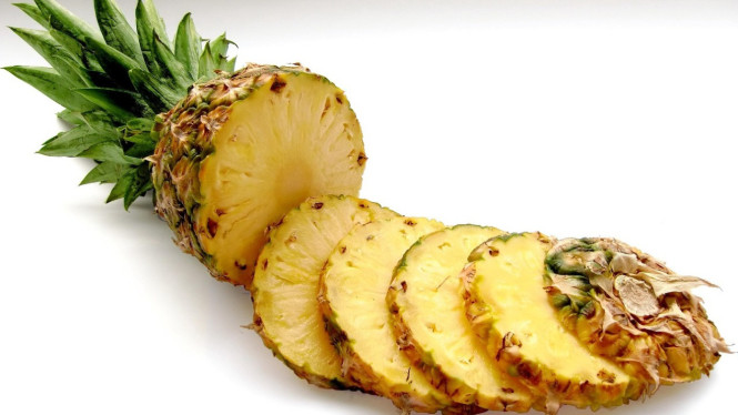 Ilustrasi nanas, Mitos tentang Nanas dan Kehamilan, Fakta Medis tentang Kandungan Nanas, Batasan Aman Konsumsi Nanas, Manfaat Nanas untuk Ibu Hamil, Risiko Konsumsi Berlebihan, Tips Aman Mengonsumsi Nanas, Mitos Lain Seputar Kehamilan