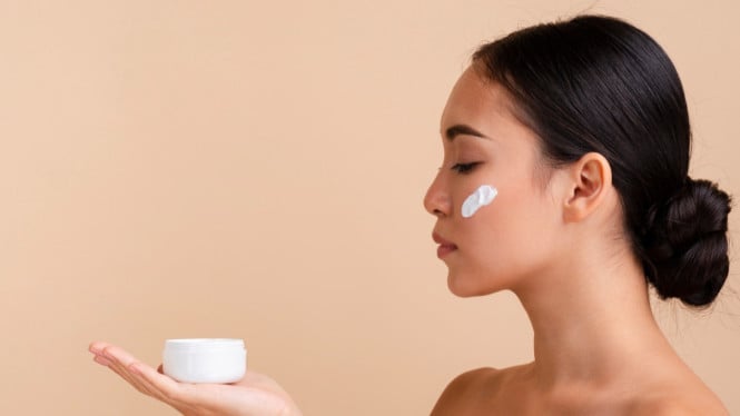 Ilustrasi penggunaan night cream, Apa Itu Night Cream?, Apa Itu Sleeping Mask?, Perbedaan Fungsi: Rutin Harian vs Perawatan Tambahan, Perbedaan Tekstur dan Sensasi, Perbedaan Waktu Pemakaian, Mana yang Lebih Cocok untuk Kulitmu?