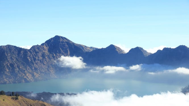 Gunung Rinjani, Registrasi dan Izin Pendakian Resmi, Aturan Lingkungan: Jaga Kebersihan dan Kelestarian Alam, Menghormati Adat dan Pantangan Budaya Lokal, Persiapan Fisik dan Keselamatan Pendakian, Pembatasan Aktivitas di Danau Segara Anak, Pentingnya Mematuhi Aturan