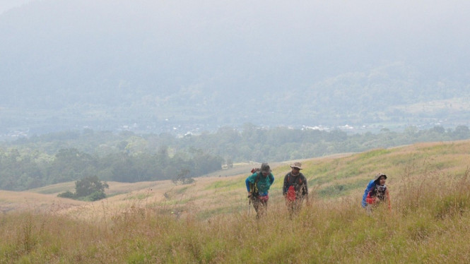 Pendakian Gunung Rinjani, 1. Jalur Sembalun: Tanjakan Panjang dan Terik, 2. Letter E: Tanjakan Ekstrem di Jalur Senaru, 3. Medan Berpasir Menuju Puncak, 4. Cuaca yang Berubah Cepat, 5. Keterbatasan Sumber Air, 6. Medan Berbatu di Sekitar Danau Segara Anak, 7. Stamina dan Persiapan Fisik, 8. Pantangan Budaya yang Harus Dihormati, 9. Logistik dan Peran Pemandu, 10. Aturan Taman Nasional