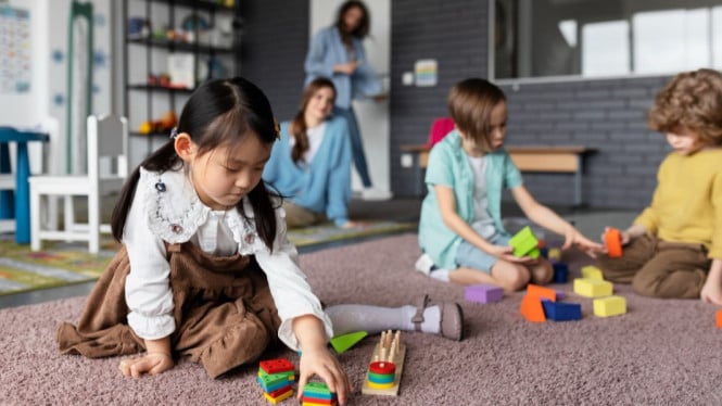 Ilustrasi tempat penitipan anak, 1. Validasi dan Hargai Perasaan Anak, 2. Berikan Contoh Nyata, 3. Latih Bertahap, 4. Lakukan Role Play di Rumah, 5. Berikan Pujian atas Keberanian Anak, 6. Bangun Kepercayaan Diri Anak, 7. Ciptakan Lingkungan Sosial yang Menyenangkan