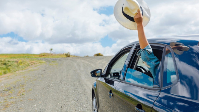 Ilustrasi road trip, Gejala DVT yang Harus Diwaspadai, Faktor Pemicu Tambahan: Kurang Minum Air, Tips Cegah DVT Saat Road Trip atau Penerbangan, Latihan Ringan yang Bisa Dilakukan di Kursi