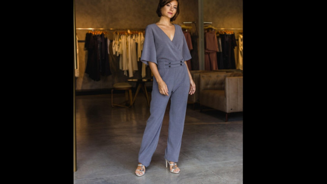 Ide outfit Jumpsuit untuk long weekend, 1. Kaus Oversized + Celana Katun Longgar, 2. Dress Santai (Midi atau Maxi), 3. Outer Tipis: Shirt Jacket, Kimono, atau Cardigan Ringan, 4. Atasan Rib Tank + Kemeja Linen Luarannya, 5. Jumpsuit atau Set Matching, 6. Rok Plisket + T-Shirt Kasual, 7. Sneakers Putih: Wajib Punya!