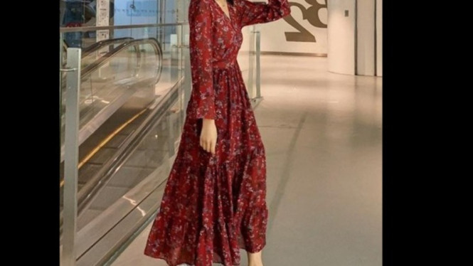 Midi Dress Flowly, Apa Itu Capsule Wardrobe untuk Traveling?, 5 Item Kunci untuk Capsule Wardrobe Liburan, 1. Kaos Polos (Putih atau Netral), 2. Celana Katun atau Linen (Warna Netral), 3. Midi Dress Flowly, 4. Outer Ringan (Kemeja Linen atau Cardigan), 5. Rok Plisket atau Kulot Ringan, 10 Gaya dari 5 Item? Bisa Banget!, Tips Styling Simpel Biar Gaya Berbeda Setiap Hari