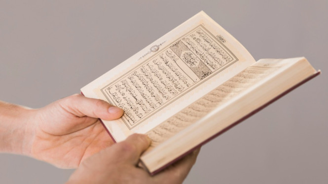 Ilustrasi membaca al quran, 1. Membaca dan Menghafal Surat Pendek, 2. Belajar Doa Harian dan Artinya, 3. Mewarnai dan Kerajinan Tangan Bertema Islami, 4. Menonton Film atau Animasi Edukasi Islami, 5. Shalat Berjamaah dan Latihan Gerakan Salat, 6. Cerita Nabi dan Kisah Teladan, 7. Kegiatan Berbagi dan Amal Kecil, 8. Mengisi Buku Aktivitas Islami