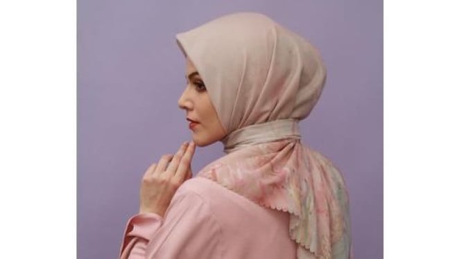 Hijab voal earth tone, Hijab Segi Empat: Simpel tapi Fleksibel, Pashmina: Stylish dengan Variasi Panjang, Mix and Match: Segi Empat x Pashmina, Tips Warna dan Motif untuk Pipi Tembem