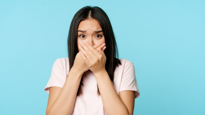 Ilustrasi Tanda di Mulut Pertanda Diabetes, 1. Mulut Terasa Kering Terus-Menerus (Xerostomia), 2. Bau Mulut Kronis (Halitosis), 3. Lidah Terasa Terbakar atau Kesemutan, 4. Gusi Mudah Berdarah dan Bengkak, 5. Luka di Mulut Lama Sembuh, 6. Sering Sariawan atau Infeksi Jamur (Candidiasis Oral), 7. Gigi Mudah Goyang atau Copot, 8. Air Liur Terasa Kental atau Berubah Tekstur, 9. Muncul Bercak atau Luka Putih di Lidah, 10. Rasa Pahit, Hambar, atau Aneh di Mulut