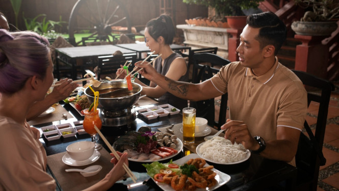 Ilustrasi all you can eat, 1. Gangguan Pencernaan: Kembung, Mual, hingga Asam Lambung Naik, 2. Lonjakan Gula Darah Mendadak, 3. Kolesterol dan Lemak Darah Bisa Naik Tajam, 4. Kelelahan dan Kantuk Berlebihan Setelah Makan, 5. Makan Secara Emosional: Bukan Lapar, Tapi Ikut-ikutan