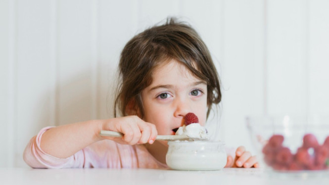 Ilustrasi anak makan yogurt, Peran Kalsium dalam Pertumbuhan Tulang, Vitamin D: Pendamping Kalsium untuk Tulang, Probiotik dalam Yogurt dan Kesehatan Tulang, Manfaat Yogurt untuk Kepadatan Tulang Anak, Cara Memilih Yogurt yang Mendukung Kesehatan Tulang, Porsi dan Waktu Pemberian Yogurt, Menyajikan Yogurt secara Menarik, Ilustrasi yogurt, Yogurt sebagai Bagian dari Pola Makan Seimbang