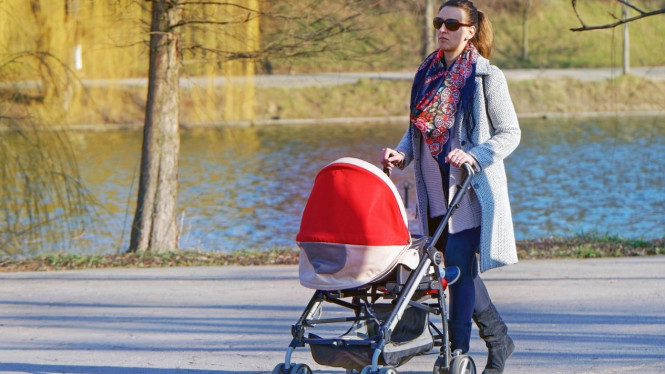 Ilustrasi stroller, 1. Pakaian Bayi yang Nyaman, 2. Popok Bayi, 3. Perlengkapan Tidur, 4. Perlengkapan Mandi, 5. Perlengkapan Menyusui, 6. Tas Bayi, 7. Gendongan atau Stroller, 8. Peralatan Kebersihan, 9. Kotak P3K Bayi, 10. Kelambu dan Pelindung Nyamuk