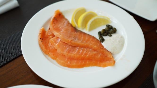 Ilustrasi Salmon, 1. Ikan Salmon, 2. Blueberry, 3. Telur, 4. Bayam, 5. Kacang-Kacangan, 6. Oatmeal, 7. Alpukat