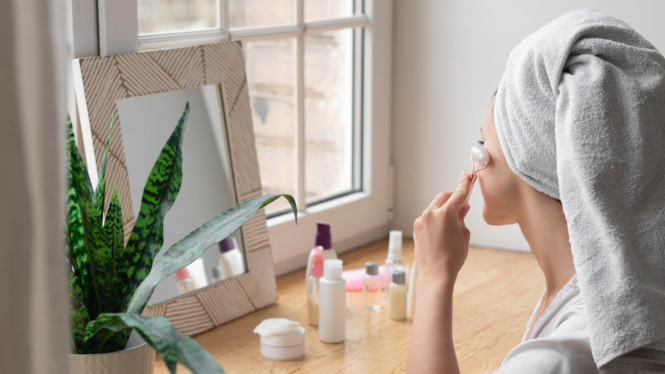 ilustrasi skincare routine, Kenapa Kulit Jadi Kusam Setelah Lembur dan Kurang Tidur?, Langkah 1: Fokus ke Skin Barrier Dulu, Langkah 2: Lakukan Facial Massage Ringan, Langkah 3: Kembalikan Hidrasi dengan Toner dan Masker, Langkah 4: Tidur Cukup adalah Skincare Paling Ampuh, Langkah 5: Rutinitas Minimalis Tapi Efektif