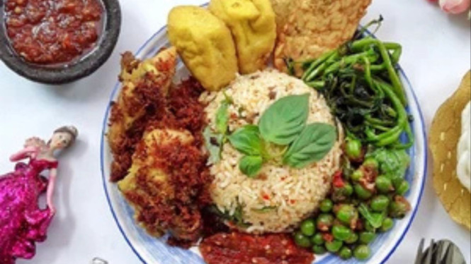 Ilustrasi nasi tutug oncom dengan yam goreng lengkuas, Bahan Ayam Goreng Lengkuas:, Bumbu halus:, Cara Membuat Nasi Tutug Oncom:, Cara Membuat Ayam Goreng Lengkuas: