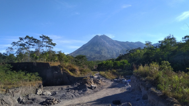Gunung Merapi, Sejarah Erupsi Merapi 2010: Tragedi yang Mengubah Kinahrejo, Kondisi Terkini Desa Kinahrejo: Dari Reruntuhan ke Destinasi Wisata, Makna Budaya dan Edukasi di Kinahrejo, Daya Tarik Wisata dan Aktivitas di Kinahrejo