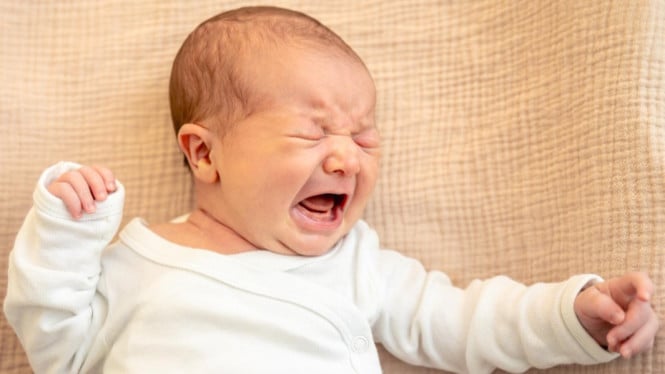 Ilustrasi anak menangis, Penyebab Fisik yang Memicu Tangisan, Faktor Emosional dan Psikologis, Pengaruh Lingkungan dan Kebutuhan Sosial, Cara Mengatasi Tangisan Anak Tanpa Sebab