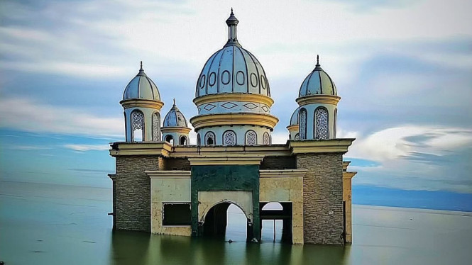 Masjid Arqam Baburahman, Sejarah Masjid Terapung: Monumen Kenangan Bencana, Transformasi Menjadi Destinasi Wisata Religi, Daya Tarik dan Aktivitas Wisata, Informasi Praktis untuk Wisatawan, Makna Mendalam di Balik Kunjungan