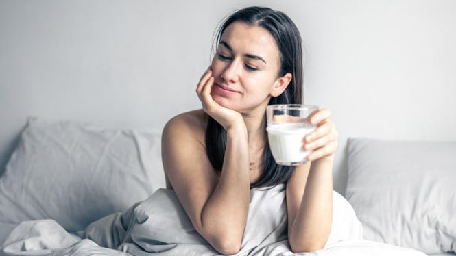 Ilustrasi minum susu sebelum tidur, 1. Teh Herbal Tanpa Kafein, 2. Susu Hangat Rendah Lemak, 3. Susu Hangat dengan Kayu Manis, 4. Infused Water Hangat, 5. Moon Milk (Susu Herbal ala Ayurveda)
