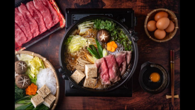 Ilustrasi hotpot, Alat Sederhana untuk Bikin Hot Pot di Rumah, Bahan-Bahan Hot Pot Modal di Bawah 50 Ribu, Resep Kuah Hot Pot Simpel Tanpa MSG, Cara Penyajian Tanpa Kompor Meja, Tips Hemat dan Variatif untuk Hot Pot Selanjutnya