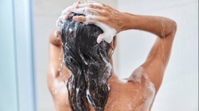Ilustrasi mandi, Fisiologi Tubuh Setelah Bangun Tidur, Penjelasan Ahli, Mitos yang Umum Beredar, Tips Aman Mandi Setelah Bangun Tidur