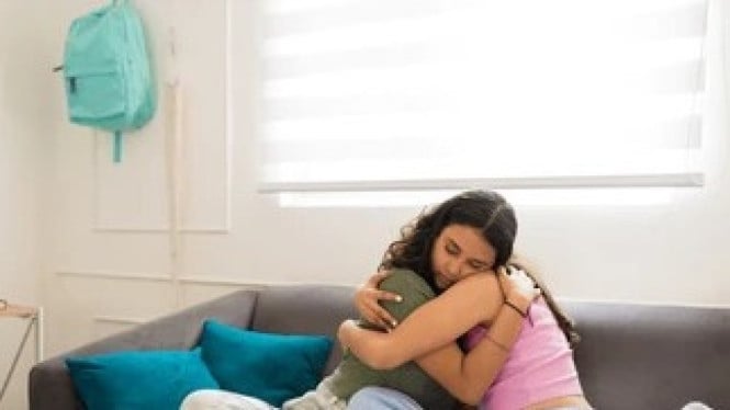 Menangis di pelukan, Pelukan Adalah Sinyal Aman untuk Melepas ‘Topeng Kuat’, Peran Hormon Oksitosin: Si Pemicu Kelekatan dan Kelegaan, Perempuan Lebih Terbiasa Mengekspresikan Emosi, Tangisan Saat Dipeluk Adalah Detoks Emosi, Efek Psikologis Positif dari Tangisan dalam Pelukan, Pelukan Bukan Penghenti Tangis, Tapi Pintu Pembebasan Emosi
