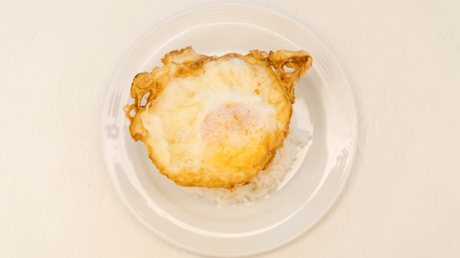 telur goreng, Bahaya Tersembunyi di Balik Telur Goreng Garing, Apa Itu Lemak Trans dan Kenapa Berbahaya Banget?, Ciri-ciri Telur Goreng yang Berpotensi Bahaya, Kombinasikan Telur dengan Makanan Penyeimbang Jantung, Jangan Tertipu Label “0 Gram Lemak Trans”, Kapan Perlu Waspada dan Periksa ke Dokter?