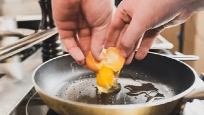 ilustrasi menggoreng telur, Cangkang Telur Itu Tidak Steril!, Bahaya Utama: Infeksi Salmonella, Telur Setengah Matang = Risiko Lebih Tinggi, Cara Aman Pecah Telur: Ubah Kebiasaan Kecil