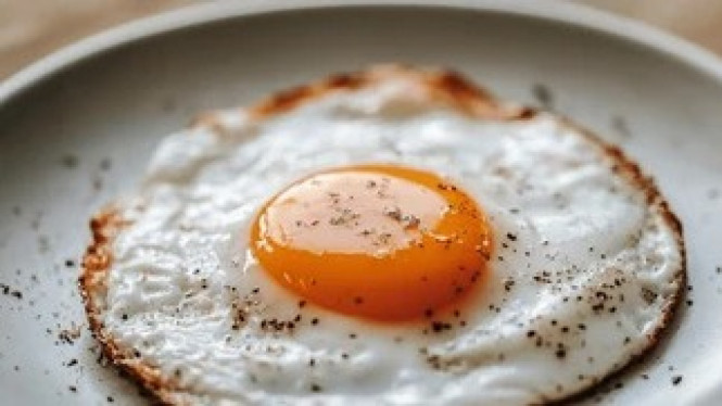telur mata sapi, Telur: Kaya Nutrisi, Tapi Harus Dikendalikan, Masalahnya Ada di Cara Masaknya, Tambah Parah Kalau Dicampur Makanan Tinggi Garam, Kenapa Disebut “Silent Killer”?, Gunakan Teknik Masak Lebih Sehat, Hindari Pasangan “Berbahaya”