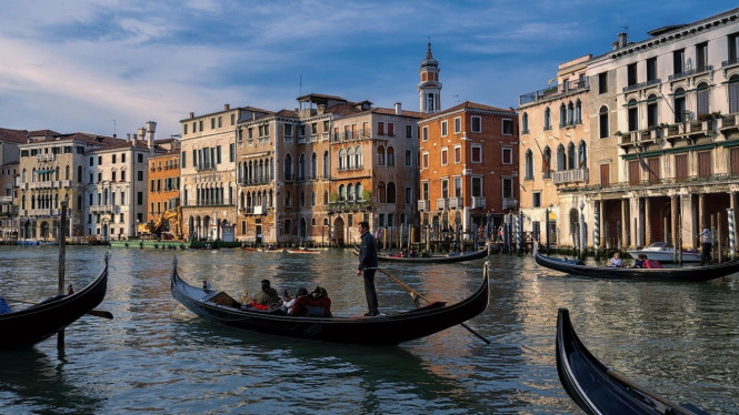 venezia, Banjarmasin: Venesia dari Kalimantan, Lembah Baliem: Swiss di Jantung Papua, Lembah Baliem, Tips Perjalanan untuk Banjarmasin dan Lembah Baliem, Informasi Penting untuk Wisatawan